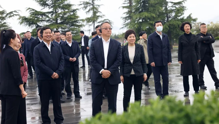 中心組一行參觀李家莊統一戰線展陳館