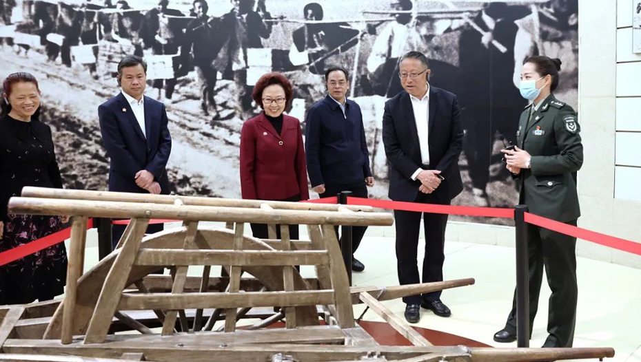 中心組一行參觀西柏坡紀念館